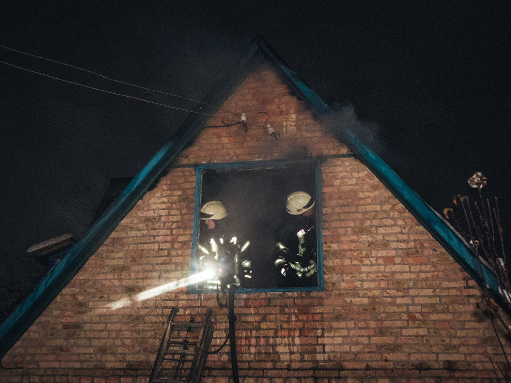 Пожар на столичных Берковцах лишил квартирантов жилья (ФОТО, ВИДЕО)