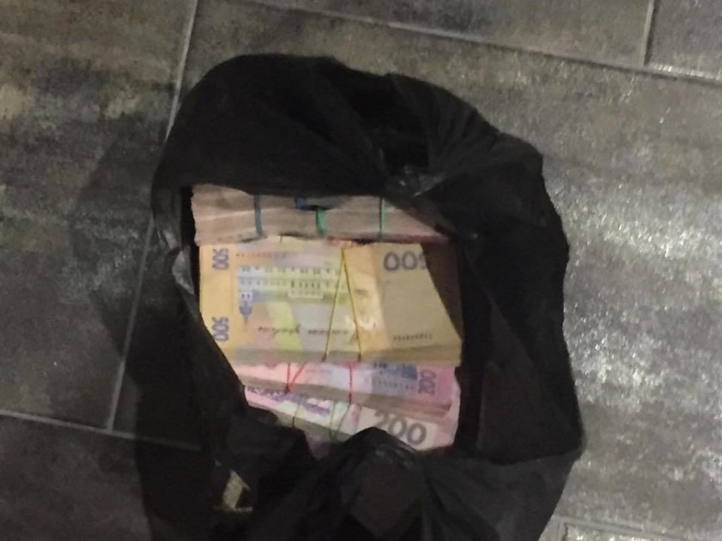 «Кучи денег швыряли через окно»: Силовики со скандалом задержали коррупционеров (ФОТО)