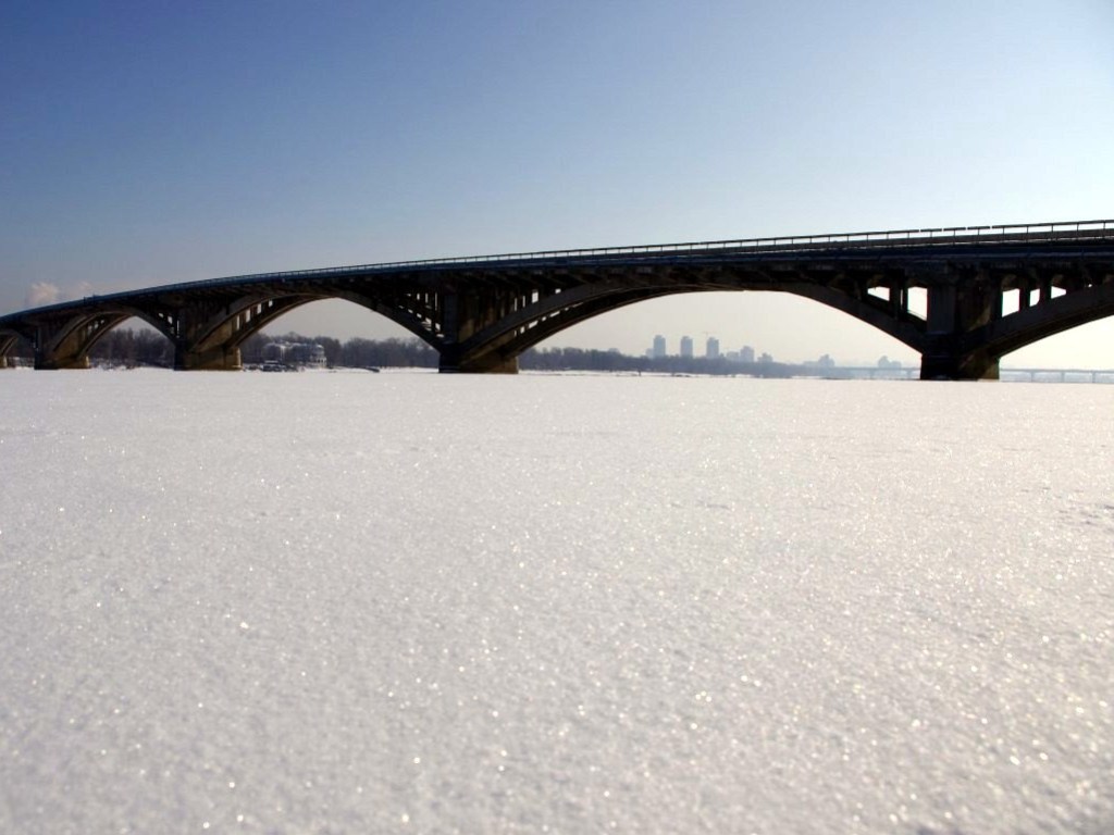В Киеве мужчина упал с моста Метро в ледяную воду: Уникальные кадры спасения (ВИДЕО)