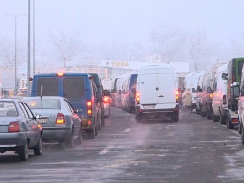 На границе с Венгрией изменилась процедура пропуска: автомобили застряли в огромных очередях (ФОТО)