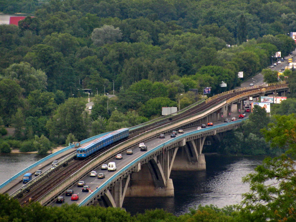 В Киеве человек упал в Днепр с моста Метро: подробности ЧП