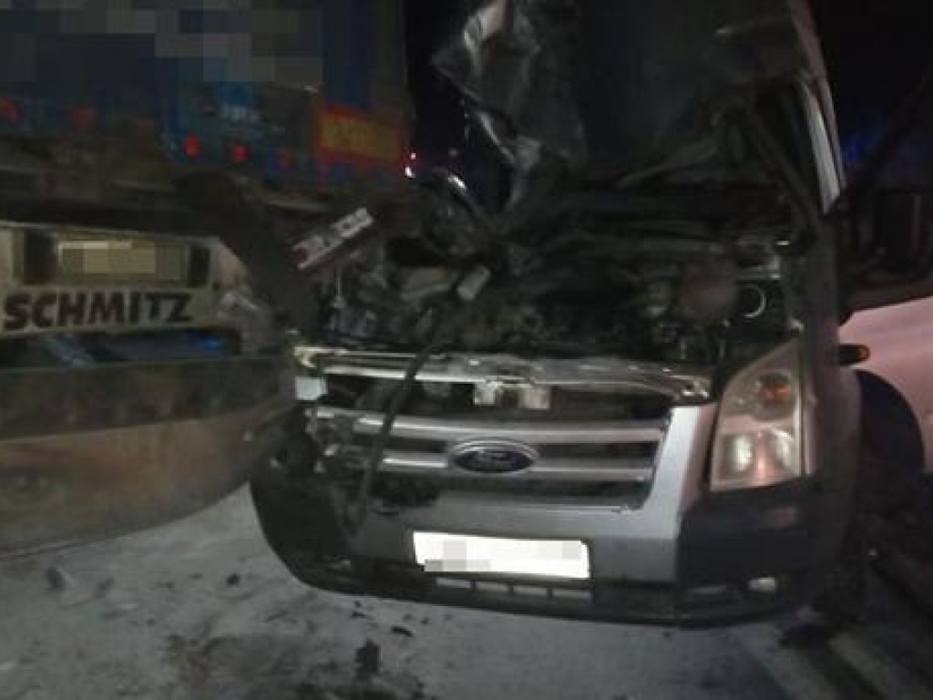 На трассе в Запорожской области столкнулись грузовик и маршрутка: травмы получили 7 человек (ФОТО)   