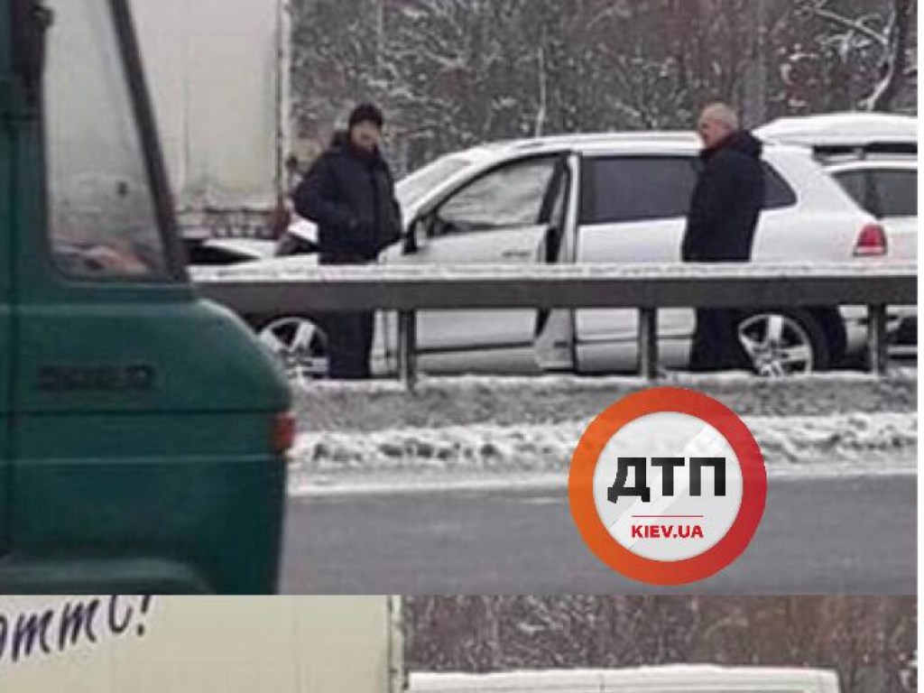 В Киеве легковушка протаранила грузовик (ФОТО)