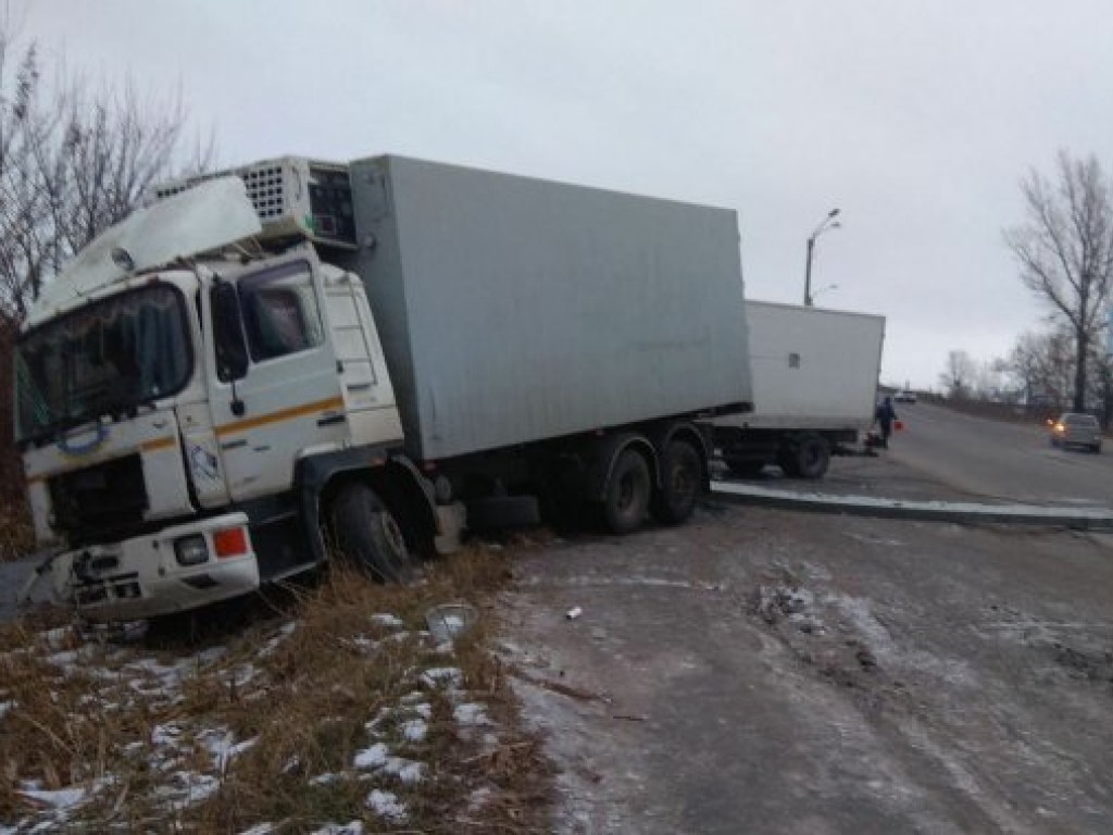 В Харькове столкнулись два грузовика, пострадал человек (ФОТО)