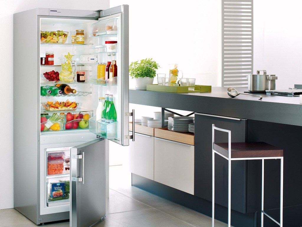 Медик назвал продукты, которые стоит немедленно выкинуть из холодильника