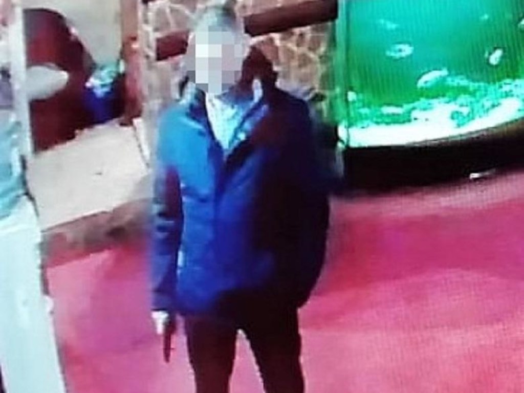 Грозит до 12 лет: В Киеве мужчина с игрушечным пистолетом ограбил заведение (ФОТО)