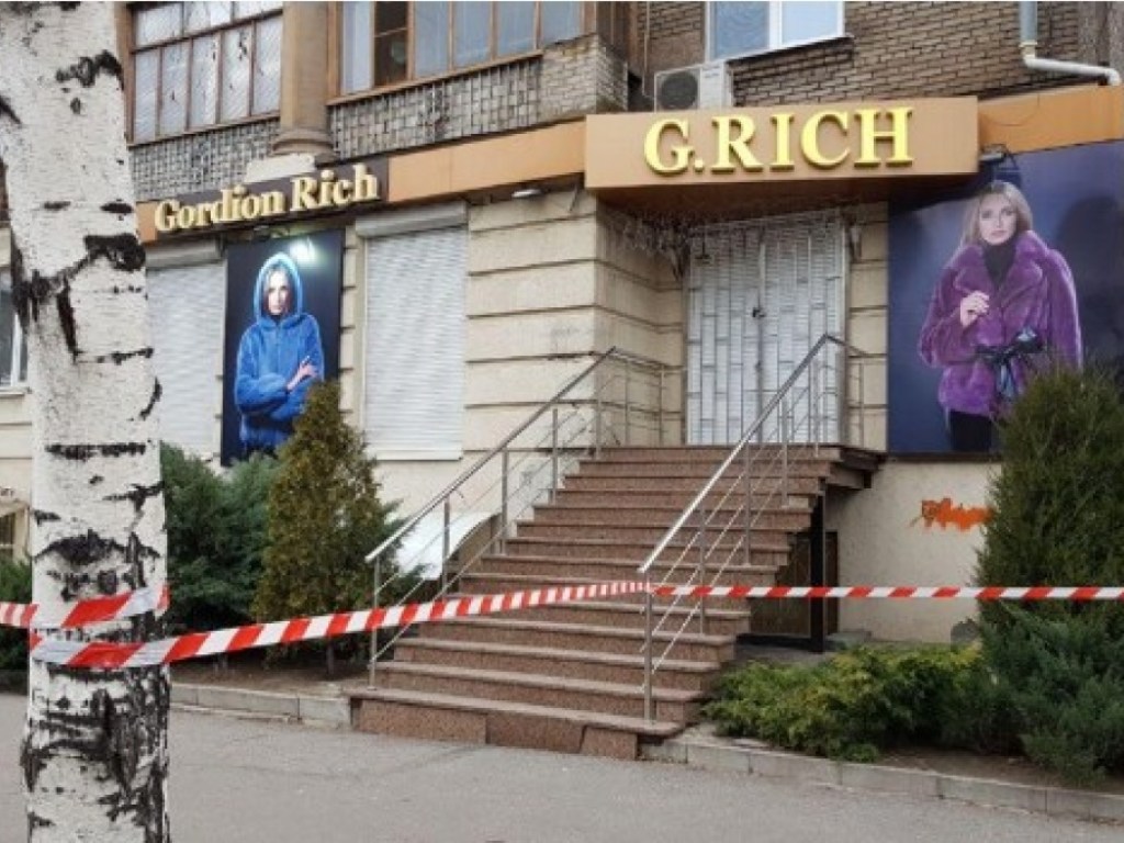 В Запорожье неизвестные прикрепили гранату к двери магазина по продаже шуб
