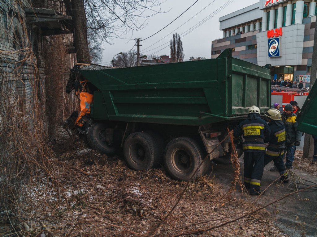 «Впечатался» в дерево: у водителя грузовика в Днепре отказали тормоза(ФОТО, ВИДЕО)