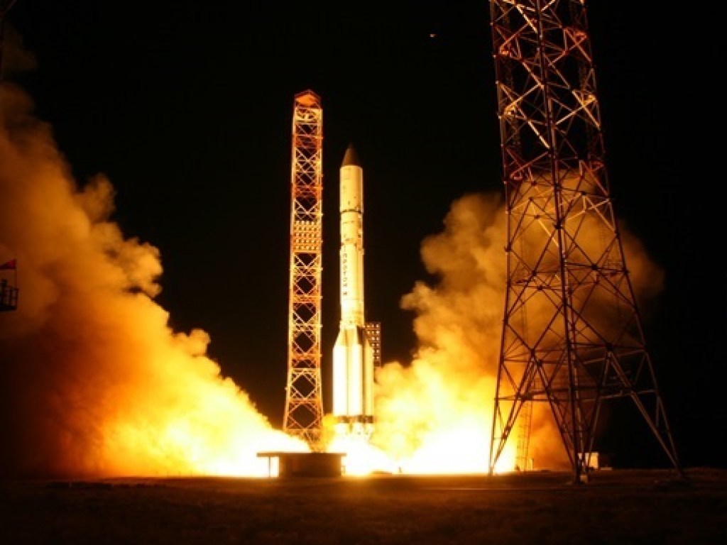 В России стартовала ракета-носитель Протон-М с военным спутником