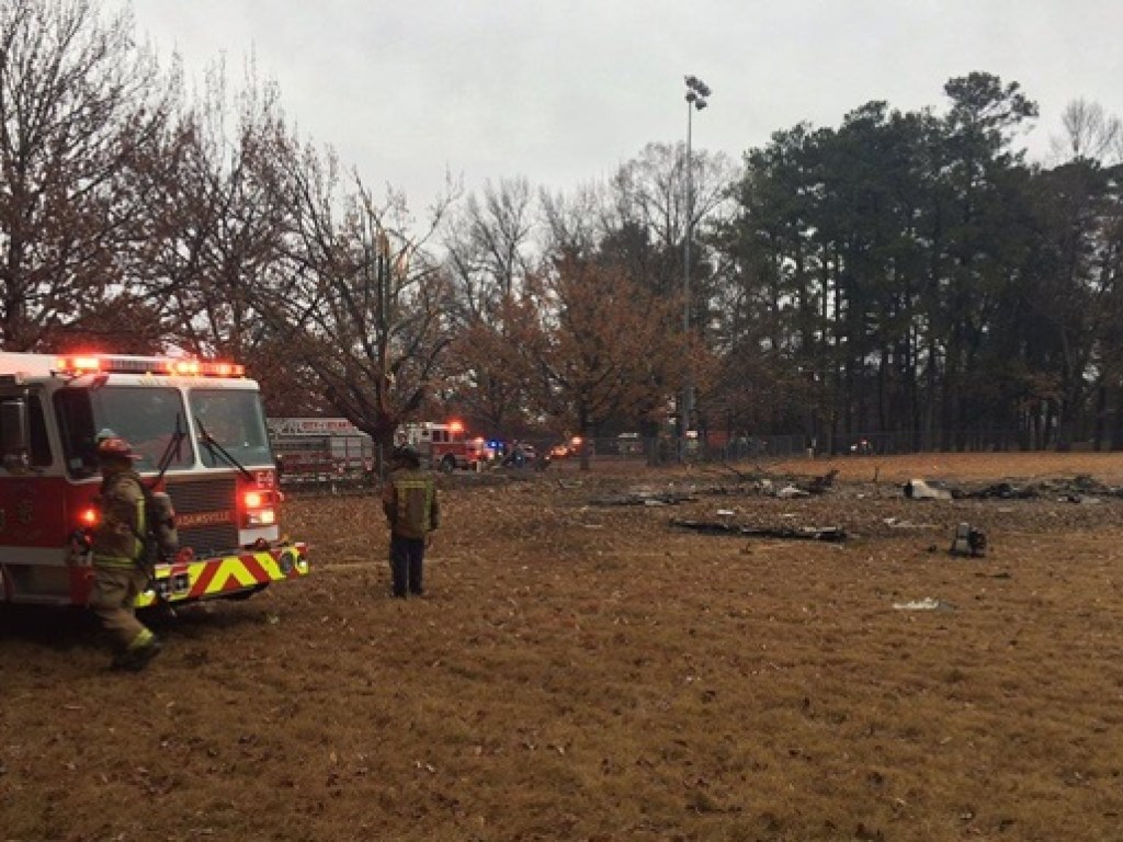 В США самолет упал на футбольное поле: погибли четыре человека (ВИДЕО)