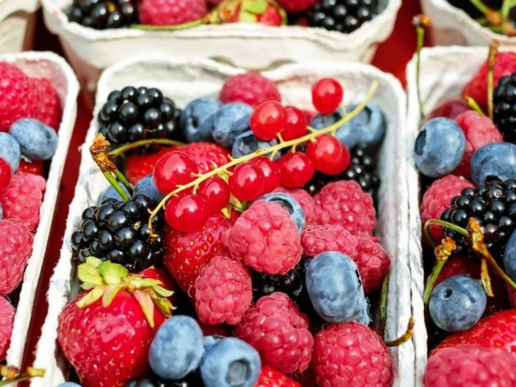 Зимой все ягоды и фрукты нужно ошпаривать  кипятком и замачивать &#8212; медик