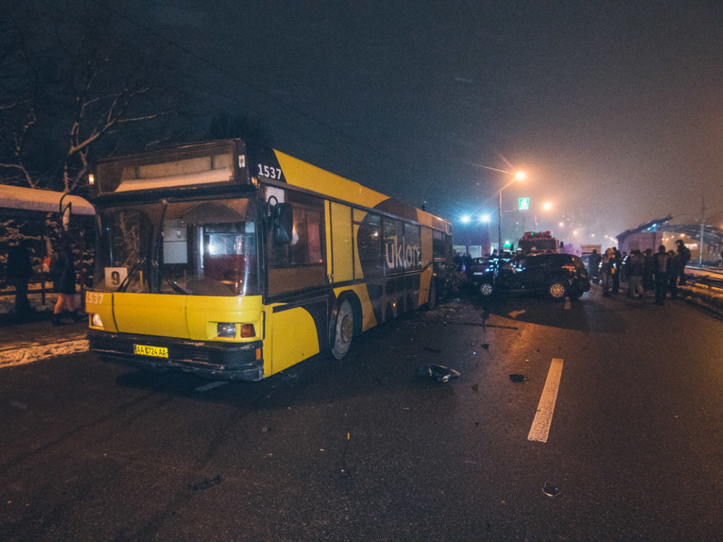 Смертельное ДТП в Киеве: на проспекте Леся Курбаса Mercedes на бешеной скорости врезался в автобус (ФОТО, ВИДЕО)