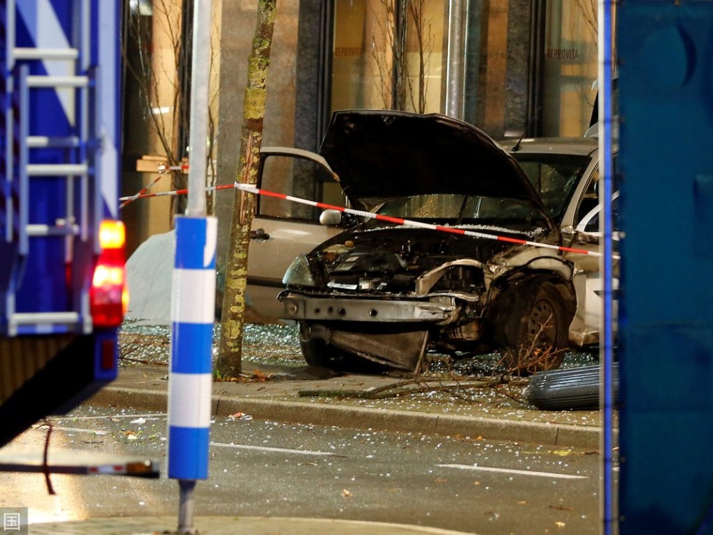 Теракт в Германии: автомобиль влетел в толпу людей на остановке общественного транспорта, пострадали 9 человек (ФОТО) 