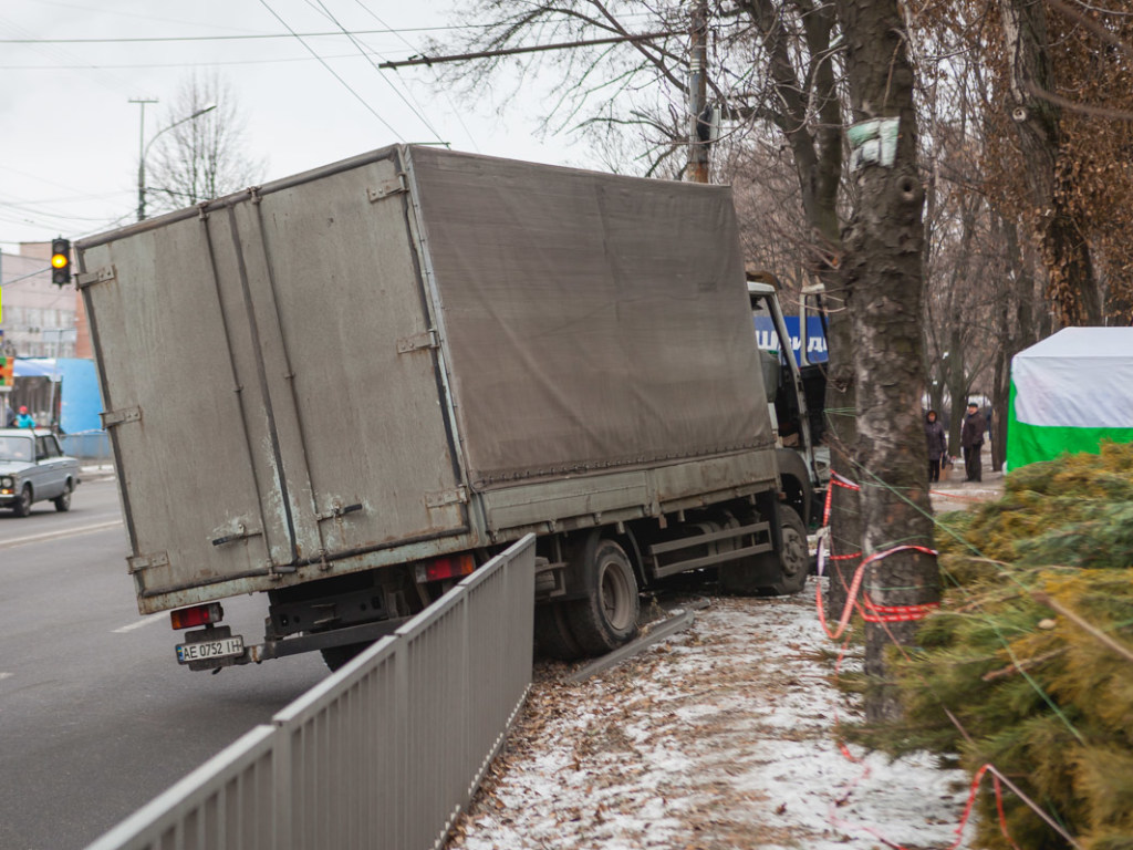 Отказали тормоза: В Днепре грузовик снес забор (ФОТО, ВИДЕО)