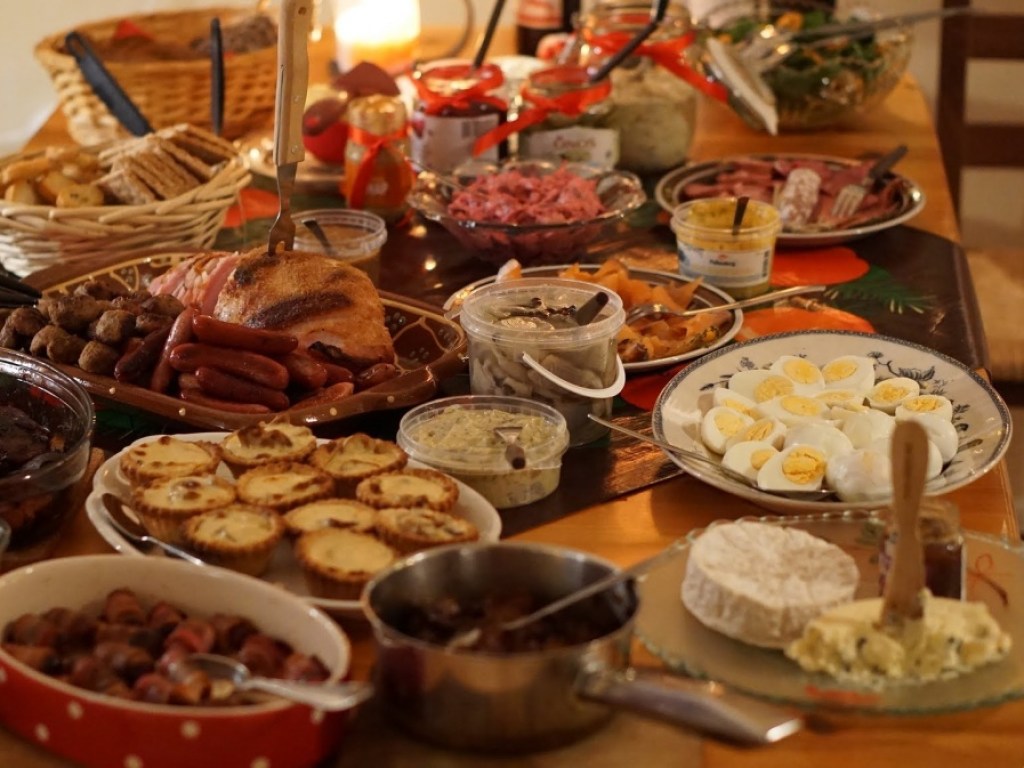 Основные блюда новогоднего стола подорожали на 22% за год &#8212; эксперт