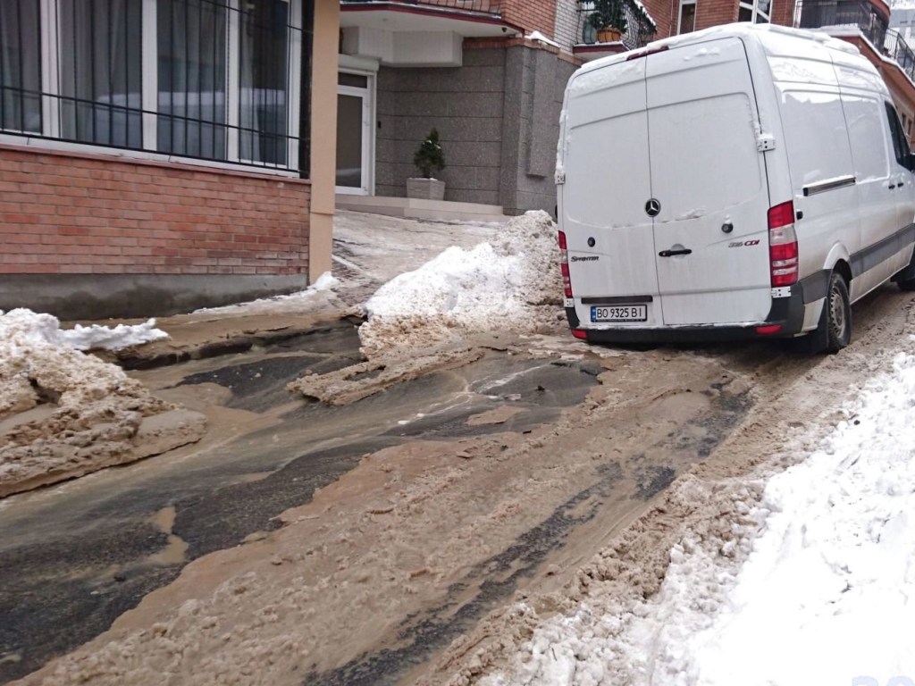 В Тернополе микроавтобус провалился в яму посреди дороги (ФОТО, ВИДЕО)