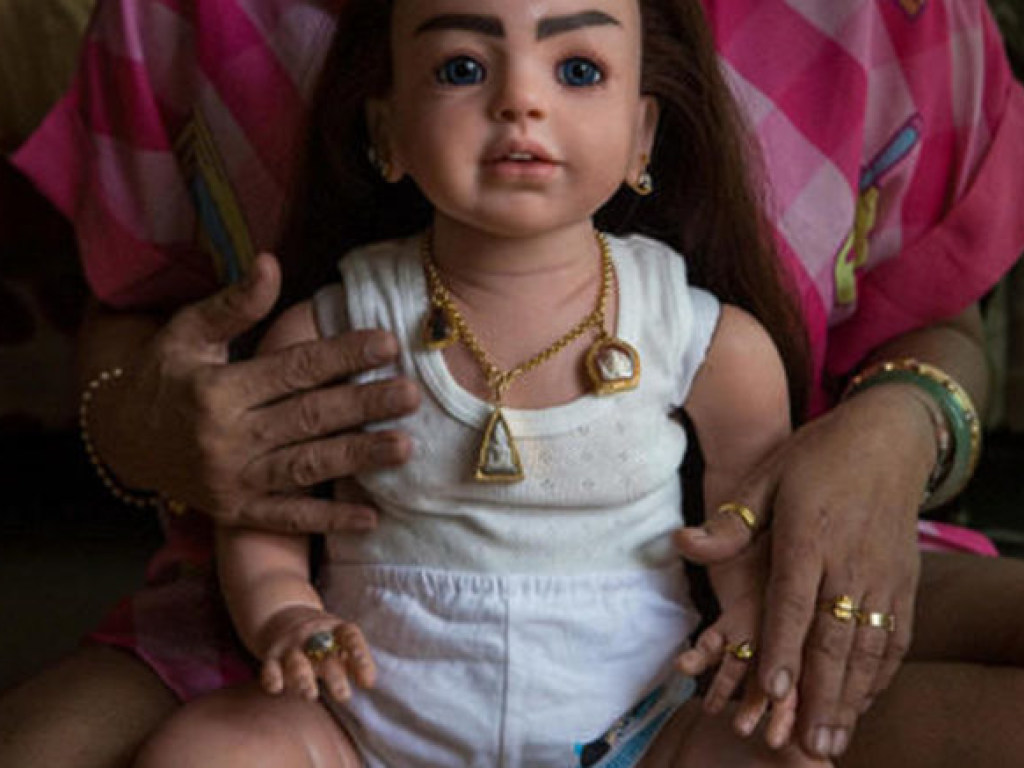 Жители Таиланда «усыновляют» кукол, в которых вселились духи