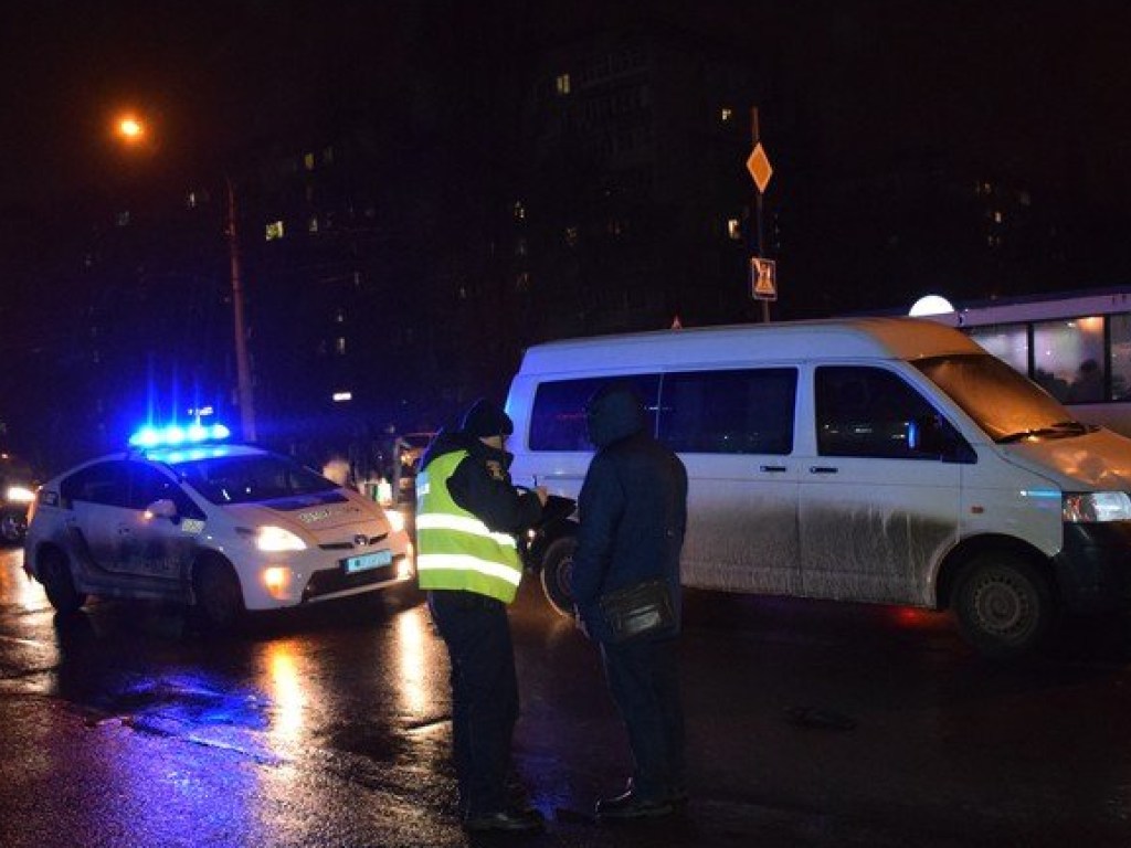 Не работал светофор: В Николаеве микроавтобус сбил пожилую женщину (ФОТО)