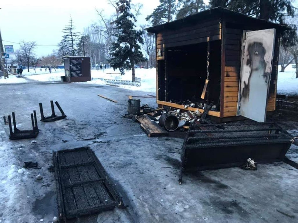 В Дарницком районе Киева сожгли пункт раздачи бесплатных обедов (ФОТО)