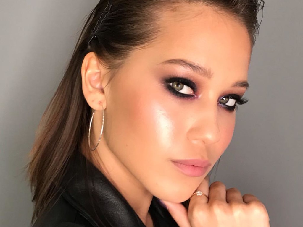 Модные фишки макияжа: «мокрая кожа» и румянец во всю щеку