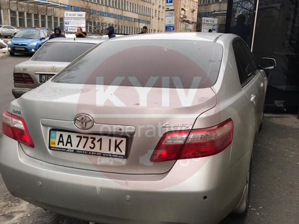 В центре Киеве пьяный за рулем Toyota врезался в здание ночного клуба (ФОТО)