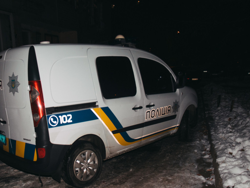 В Киеве мужчина умер на лестничной клетке: рядом нашли шприцы (ФОТО)