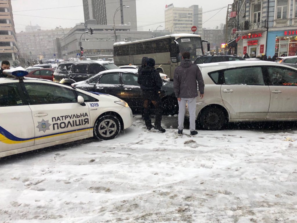 В Киеве из-за снегопада произошло десятки ДТП (ФОТО)