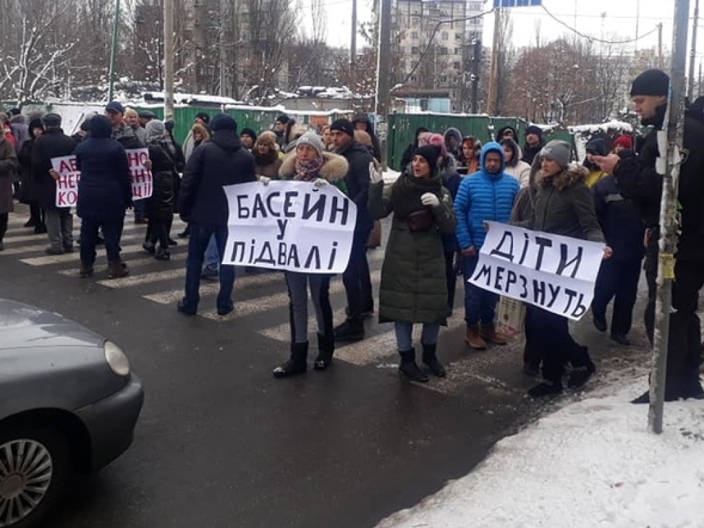 Нет отопления и горячей воды: на Нивках в Киеве жильцы дома перекрыли дорогу (ФОТО)