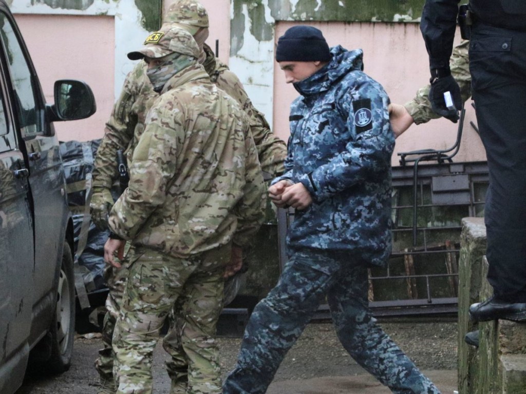 Азовский кризис: еще один захваченный РФ моряк объявил себя военнопленным