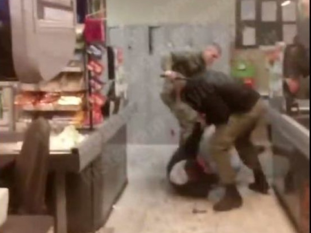 На КПИ в Киеве охранники с дубинками избили двух посетителей супермаркета (ВИДЕО)