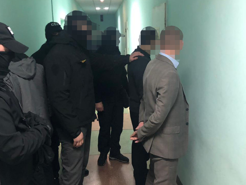 Требовал взятку 300 долларов: задержали следователя полиции на Закарпатье (ФОТО)