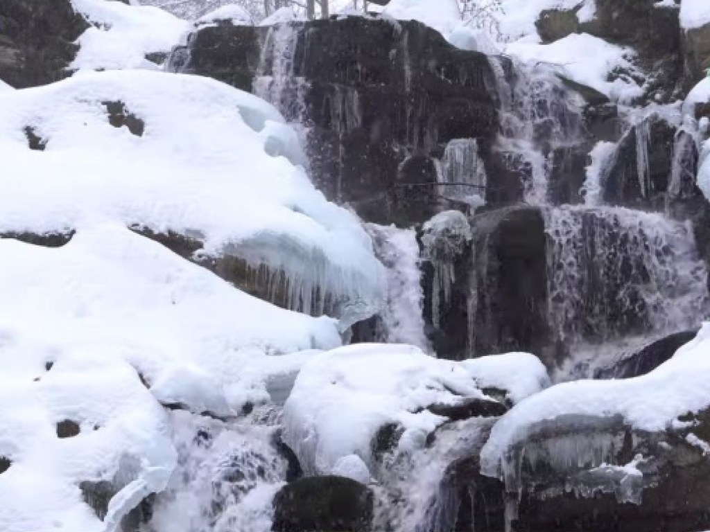 На видео сняли замерзший водопад Шипот (ВИДЕО)