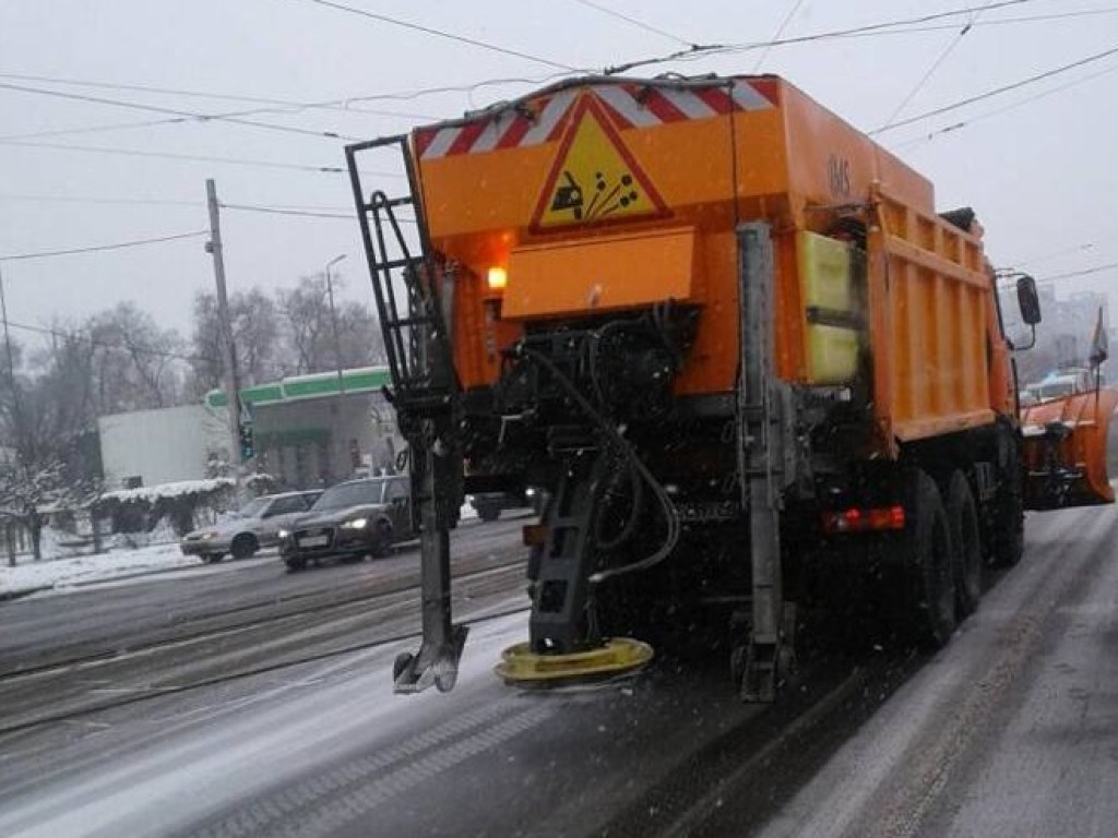 Малогабаритная техника и 470 работников по ручной уборке расчищают проезды и тротуары в Киеве