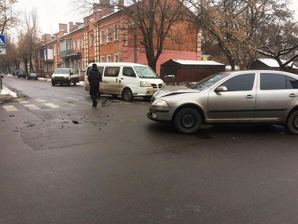 В Кременчуге произошло ДТП с микроавтобусом: пострадала женщина (ФОТО)