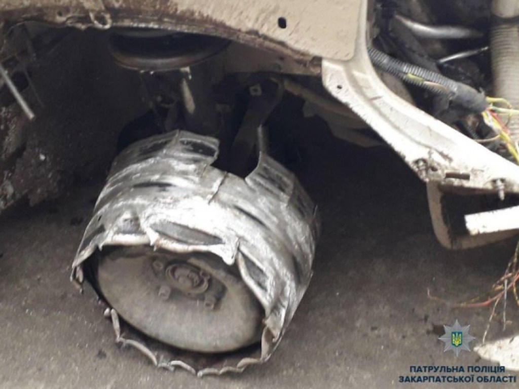 Пьяный за рулем: в Ужгороде остановили Peugeot без колеса (ФОТО)