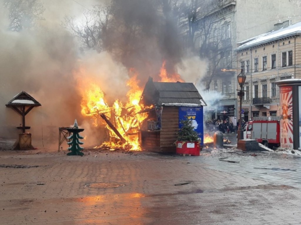 Во Львове на рождественской ярмарке произошел взрыв: все подробности (ФОТО, ВИДЕО)