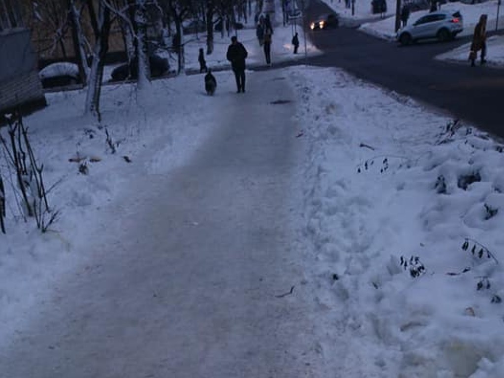 Столичные коммунальщики отказывают очищать придомовую территорию от льда: киевляне в Сети возмутились (ФОТО)