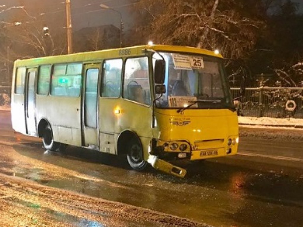 Хотел проскочить: В Киеве водитель Daewoo при совершении опасного маневра совершил ДТП с автобусом (ФОТО)
