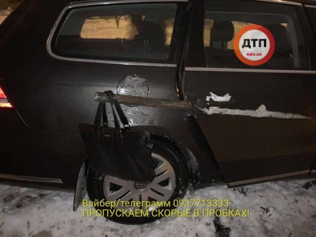 Ограждение пробило салон: В Киеве Volkswagen попал в жуткое ДТП из-за гололеда (ФОТО)