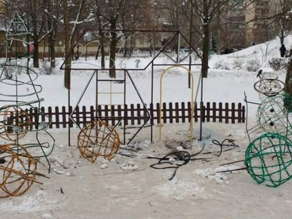 Гринч из Киева: В Дарницком районе вандал испортил новогоднюю инсталляцию (ФОТО)