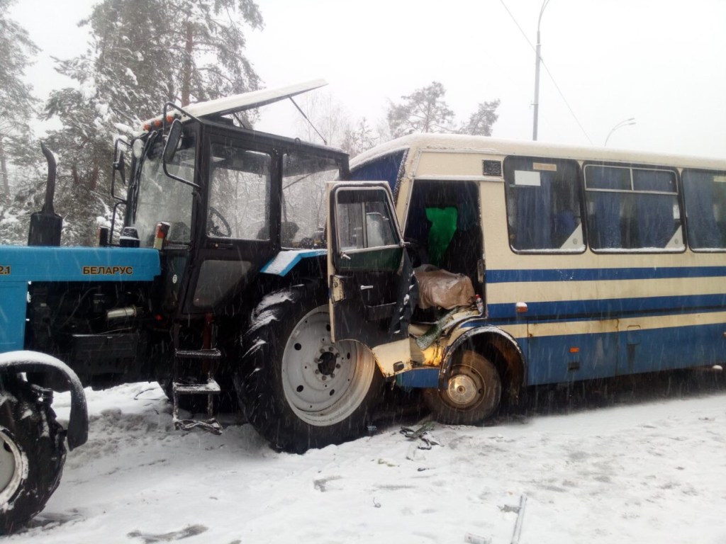 Под Киевом маршрутка протаранила трактор, много пострадавших (ФОТО)