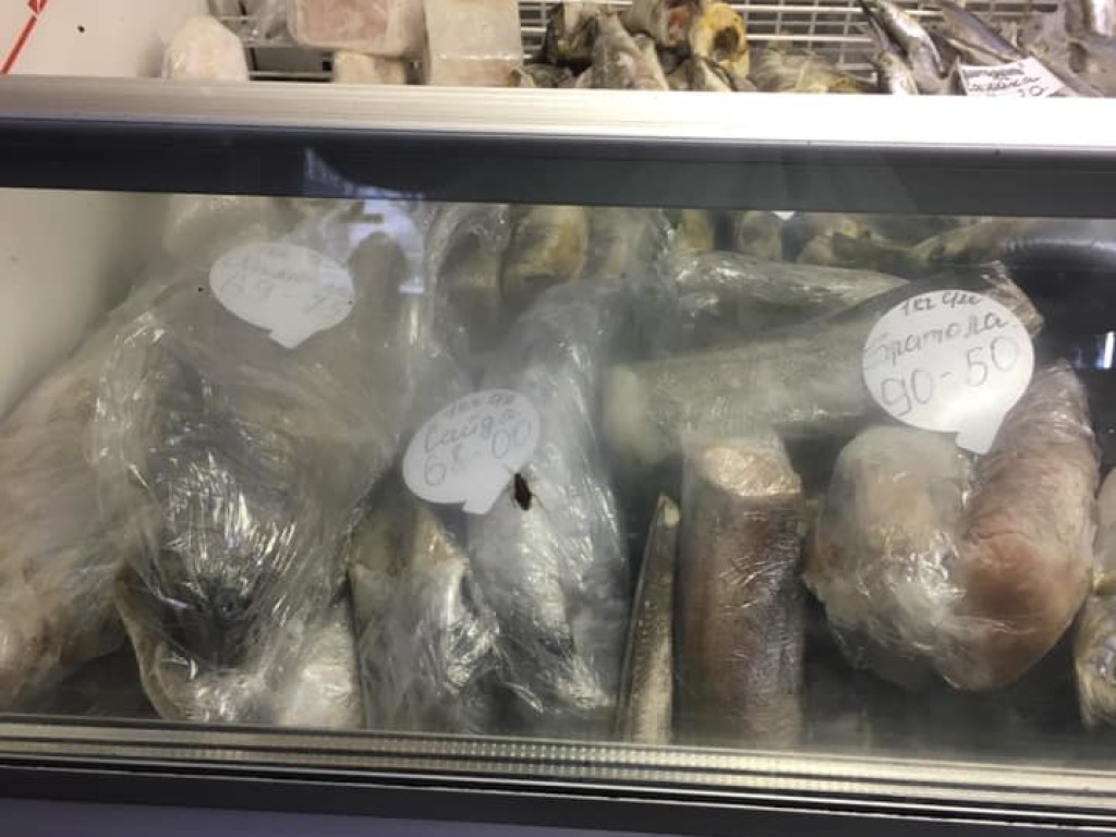 По замороженной рыбе в столичном магазине бегал таракан (ФОТО)