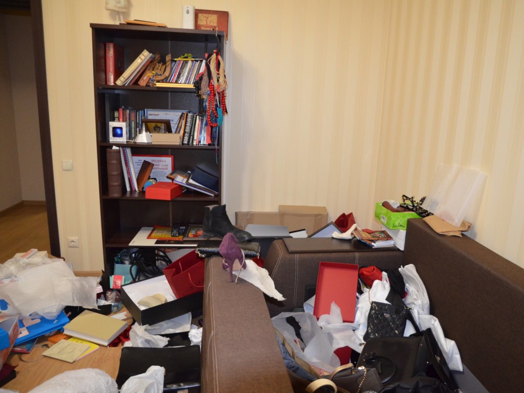«Выборы начались»: Злоумышленники разгромили дом известной чиновницы из Киева (ФОТО)