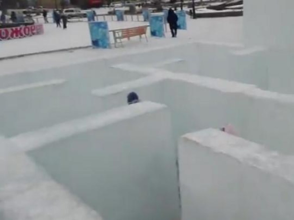 В России построили лабиринт для детей без входа и выхода (ВИДЕО)