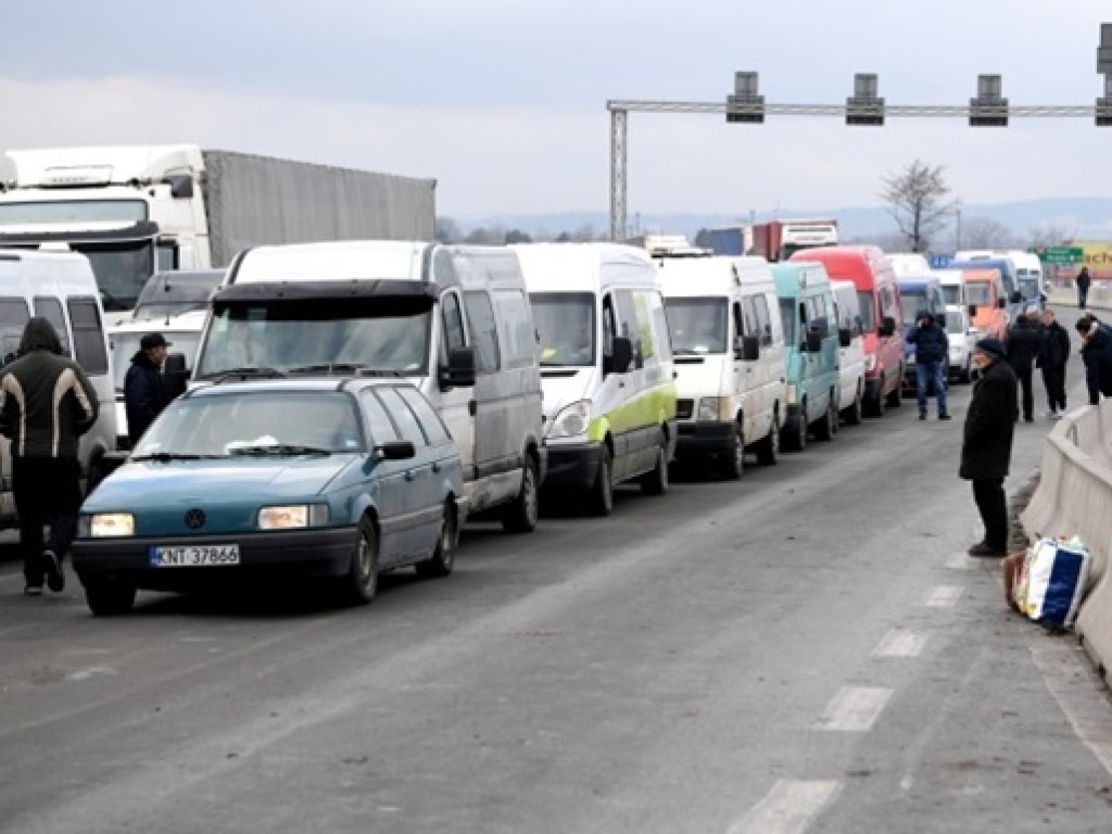Ожидание до 38 часов: На западной границе Украины сохраняются гигантские пробки