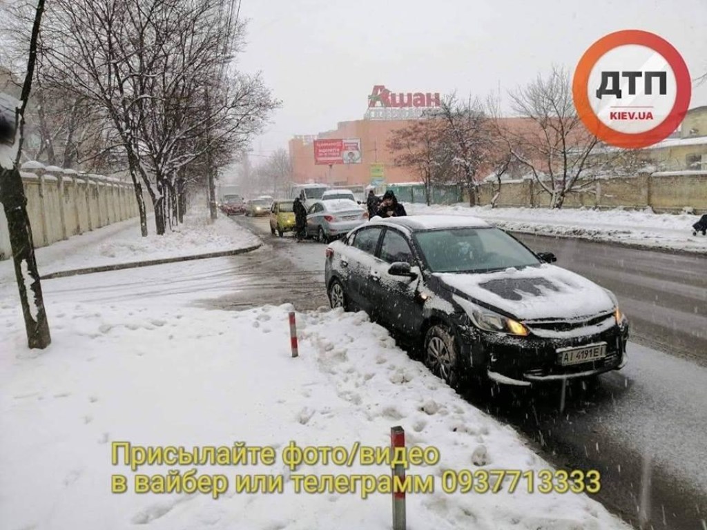 В Киеве пьяный водитель иномарки протаранил три авто (ФОТО)
