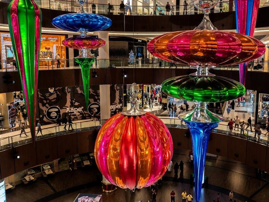 В ОАЭ установили самый большой новогодний шар в мире (ФОТО)