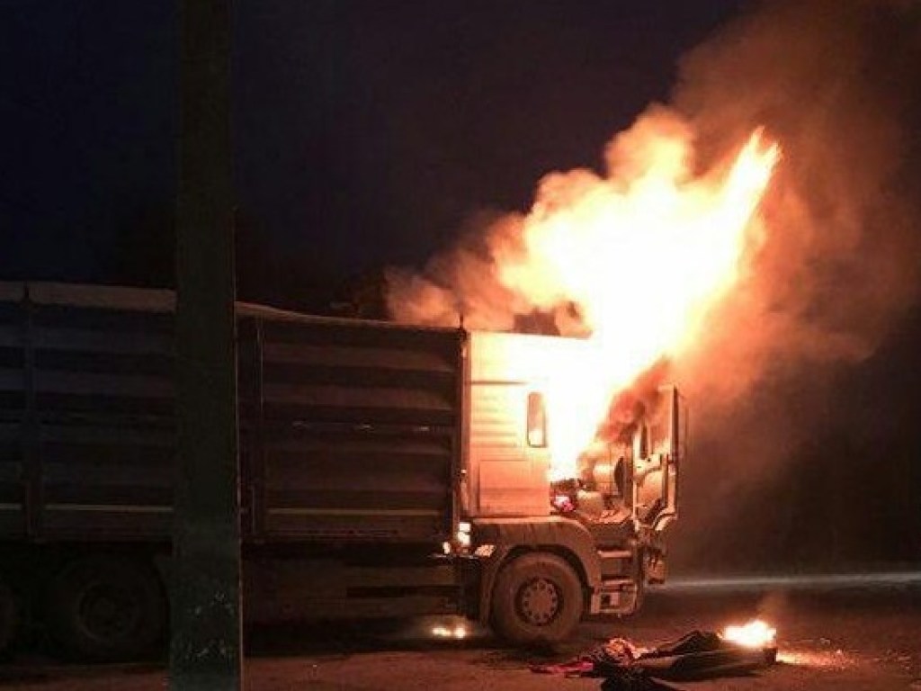 На трассе «Донецк-Запорожье» сгорел грузовик (ФОТО)