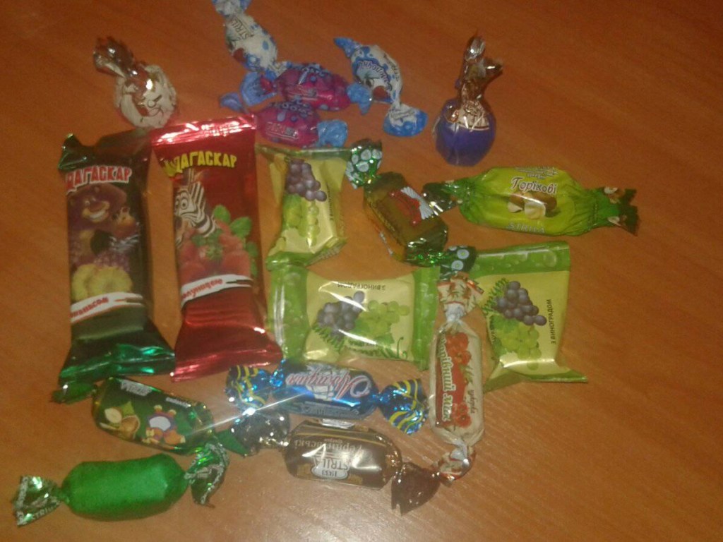 Воспитанников бердянского детсада накормили некачественными конфетами: в Сети назревает скандал (ФОТО)