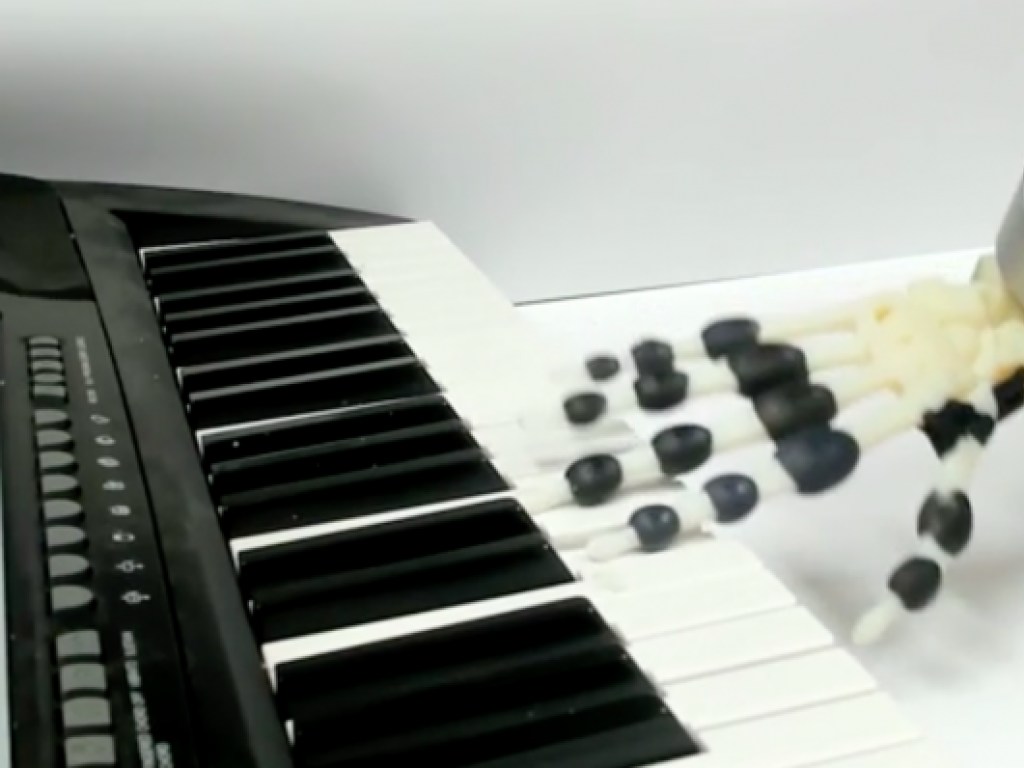 На 3D-принтере напечатали руку робота, которой он сыграл на фортепиано (ВИДЕО)
